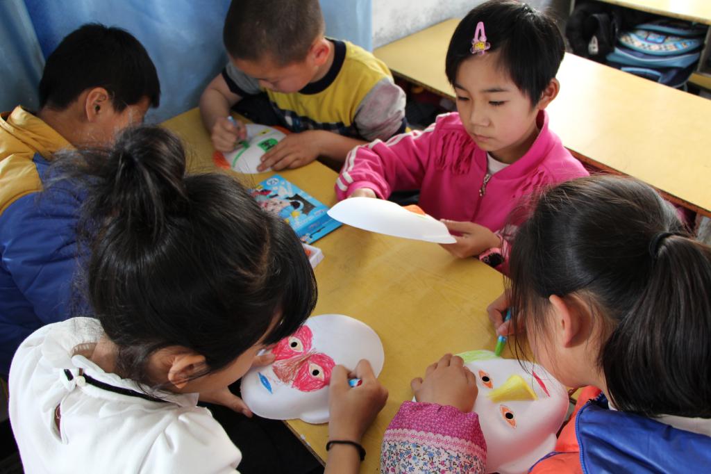 1同学们在绘脸谱 1同学们在绘脸谱