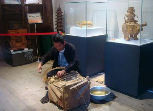 图片2.凌大师现场展示才艺 图片2.凌大师现场展示才艺