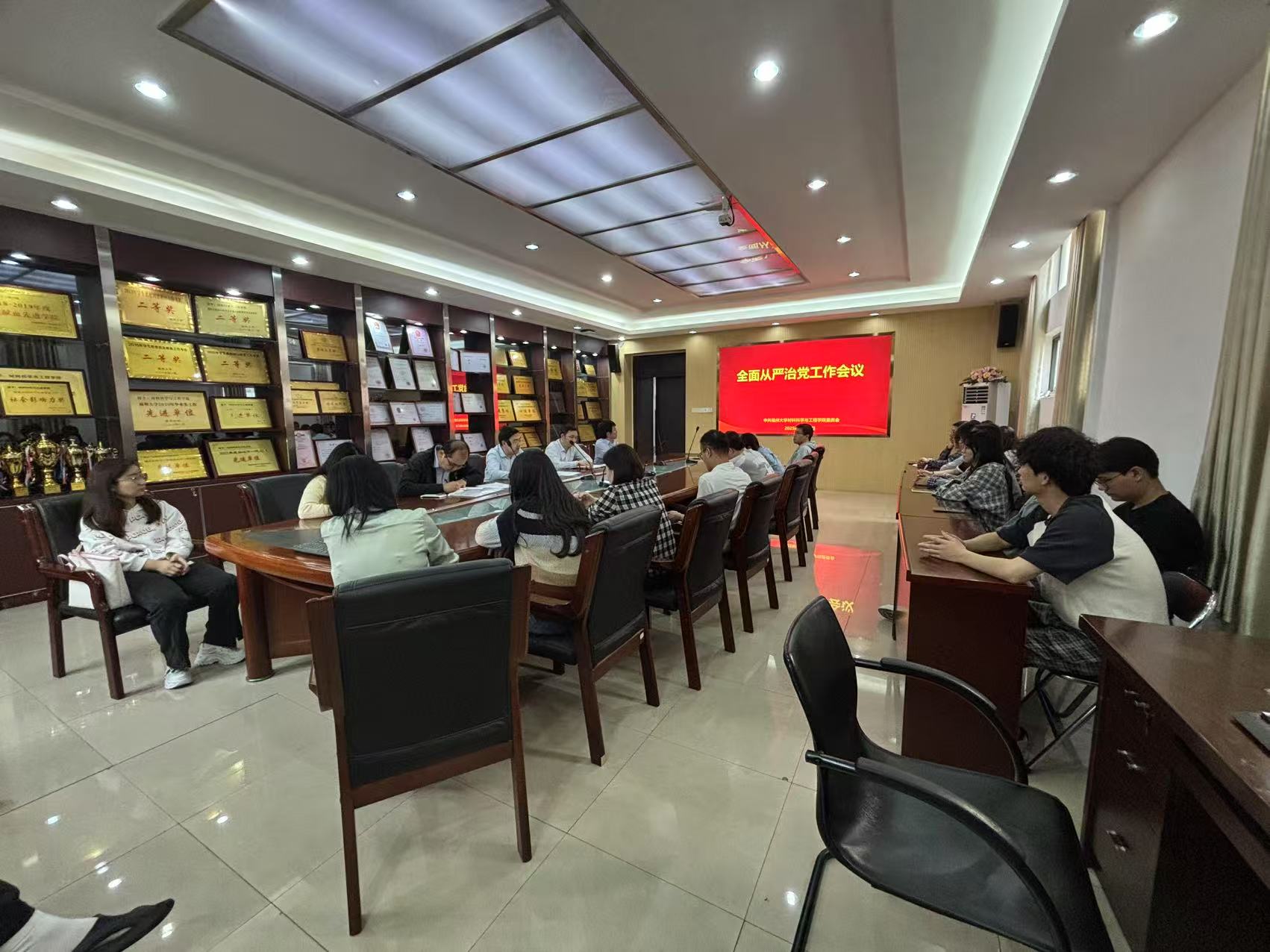 房间里有桌子和椅子AI 生成的内容可能不正确。