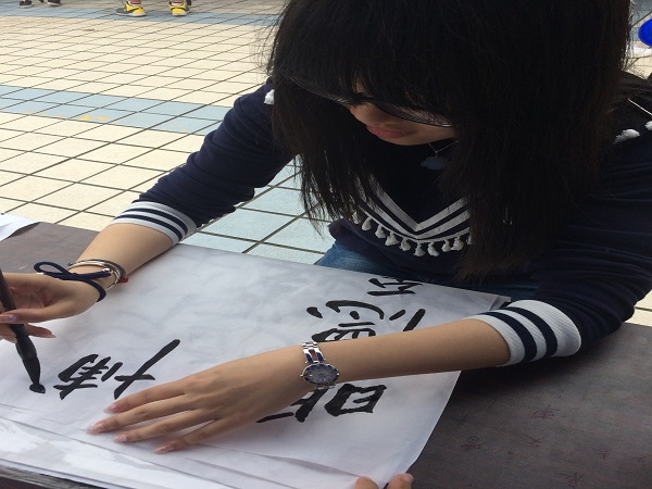 参与者认真书写校训