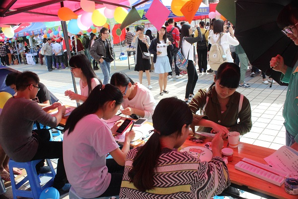 积极参与活动的同学们